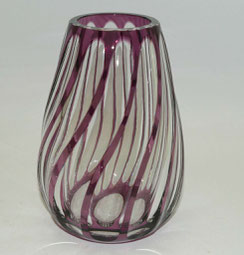 Mundgeblasene Kristallglas Vase violetter Überfang, geschweift, 21,0 cm, € 85,00