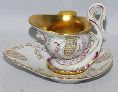 POTSCHAPPEL DRESDEN Kleine Sauciere Helmbecher purpur Goldstaffiert H. 10,0 cm, € 310,00