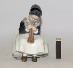 Royal Copenhagen Figur "Amager-Mädchen näht" Lotte Benter Nr.: 1314 H. 15,0 cm, € 99,00