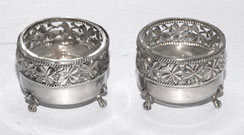 Ein Paar Salieren 935er Silber Blumendekor Klauenfüße mit Glaseinsatz D. 4,2 cm, € 131,00