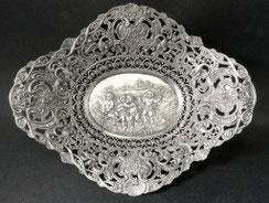 Große Silberschale, Durchbruchkorb, Putten, 800er Silber, 380 g. 32,5 x 25,3 cm