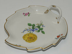 Meissen,Blattschale, Neuer Ausschnitt, Bunte Blume ,Goldrand, 19,0 cm x 17,0 cm, € 129,00