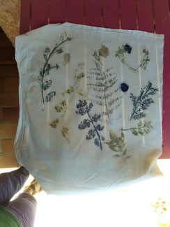 morceau de tissu avec empreintes de fleurs et de feuilles, sur une table n extérieur