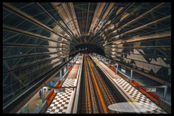 der-blick-auf-den-bahnsteig-und-die-glaskuppel-von-dem-u-bahnsteig-hamburg-wandbilder-RR-1329-logo