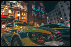 zwei-streifenwagen-vor-der-davidwache-bei-nacht-hamburg-wandbilder