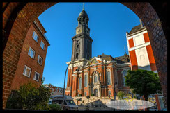 die-sankt-michaelis-kirche-durch-ein-torbogen-gesehen-hamburg-wandbilder-1680