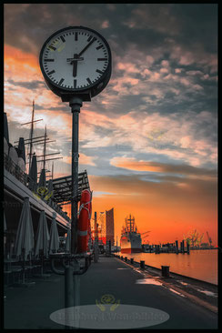 blick-von-der-pontonuhr-auf-die-elbphilharmonie-in-bc-hamburg-wandbilder-2203