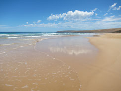 traumhafter Strand Sand Meer Himmel Wasser Fotos Bilder lizenzfrei kostenlos herunterladen download