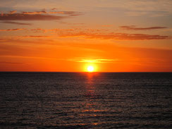 Sonnenuntergang am Meer romantisch Ozean traumhaft Fotos Bilder kostenlos downloaden ohne Urheberrecht lizenzfrei
