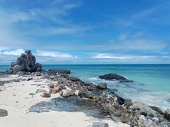 felsen, strand, weißer sand, steine, meer, ozean, farben, blau, türkis, sonne, sommer, himmel, tropisch, karibisch, urlaub, fotos, bilder