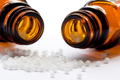 Homöopathische Globuli als Symbol für die Homöopathie in der Tierheilkunde.