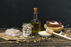 Honig, Propolis und weitere Bienenprodukte als Symbol für die Apitherapie.