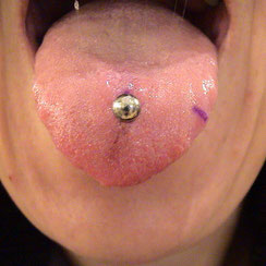 Piercing langue Bananabell Genève
