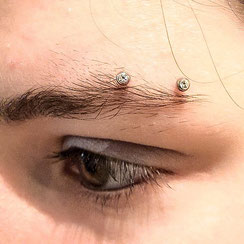 Piercing surface Piercing surface sourcil horizontal - Bananabell Genève - Bananabell Genève