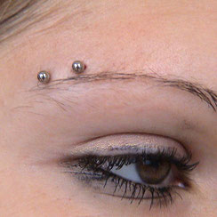 Piercing surface sourcil horizontal - Bananabell Genève
