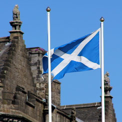 Schottland Scotland Fahne Edinburgh Burg Castle blauer Himmel 