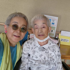5月: ナデナデしたら寝落ち