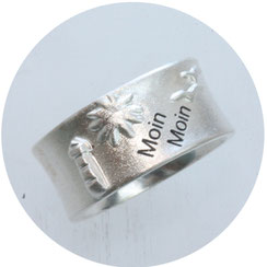 Bild:Moin Moin Ring mit Möwen,Sonne und Leuchtturm und einem Schriftzug Moin Moin