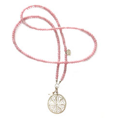 rosa lange Perlenkette aus Glasperlen mit Silbermandala, 925 Silber runder Anhänger mit Mandala Muster. Lange Mandalakette