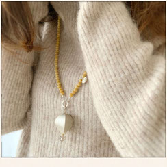 Lange Halskette, Schmuckstücke für Dein Herbst-Outfit 2020 in 'Sandstone' Farbe