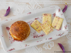 Laugenbrötchen mit Hibiskus-Rosmarin-Butter