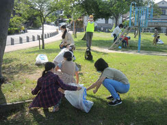 子どもたちによる公園の清掃