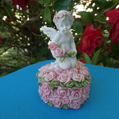 chérubin assis sur coeur rose avec des roses boite dents ou bijoux site alain rivera