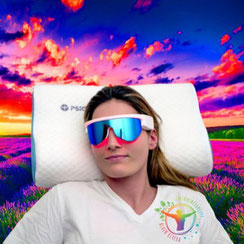 Dame avec lunette psio sur un oreiller musical et olfactif PSIO