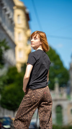 Junge Frau in lässiger Pose, Rückenansicht.