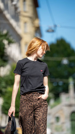 Junge Frau auf der Strasse im Leo-Style.