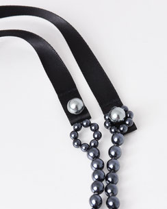 Perlenkette mit Seidenband