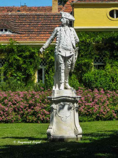 statue of frederic the great at sanssouci