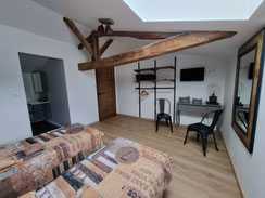 chambre brique 2 lits 1 pl chez la petite marie, gîte à Moncoutant 79
