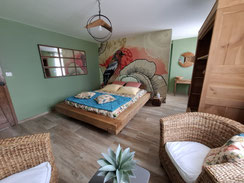 chambre bois lit 2 pl chez la petite marie, gîte à Moncoutant 79