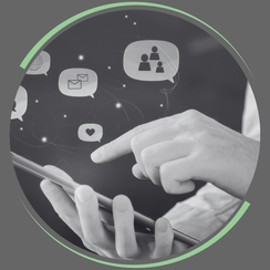 Online-Marketing Icons mit einer Hand, die ein Smartphone bedient