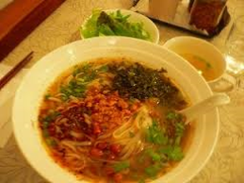 シャンカオスエ:澄んだスープに米の麺。細切りの肉、野菜の漬物など具だくさん。