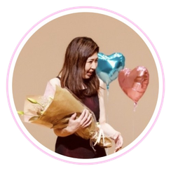 花束を持っている女性