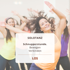 Gruppe fröhlicher Menschen tanzt sportlich beim Zumba, Pilates, Dancit, Step sowie Line Dance zusammen in der Tanzschule Dance Inn Hattingen an der Ruhr.