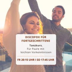 Fröhliches Paar tanzt lächelnd Walzer, Tango, Discofox, Salsa, Bachata, Jive in der Tanzschule Dance Inn Hattingen an der Ruhr unter der persönlichen Leitung von Tanzlehrerin Svenja Fröhlich, geb. Petry.
