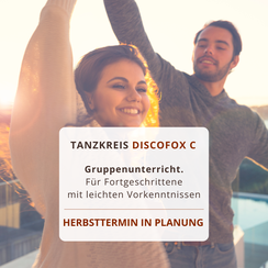 Fröhliches Paar tanzt lächelnd Walzer, Tango, Discofox, Salsa, Bachata, Jive in der Tanzschule Dance Inn Hattingen an der Ruhr unter der persönlichen Leitung von Tanzlehrerin Svenja Fröhlich, geb. Petry.