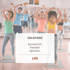 Gruppe fröhlicher Menschen tanzt sportlich beim Zumba, Pilates, Dancit, Tabat Step sowie Line Dance zusammen in der Tanzschule Dance Inn Hattingen an der Ruhr.
