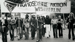Abb. 1: Rüdiger Trautsch, Pfingstdemonstration der Homosexuellen Aktion Westberlin, 09.06.1973, Schwules Museum Berlin. Lizenz: Creative Commons BY-SA 3.0.