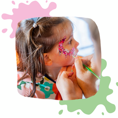 Mädchen mit buntem Schmetterlings-Motiv beim Kinderschminken – Fox Party Box Bodensee