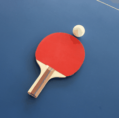 Tischtennisschläger mit Ball
