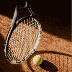 Tennisschläger mit Ball auf dem Court