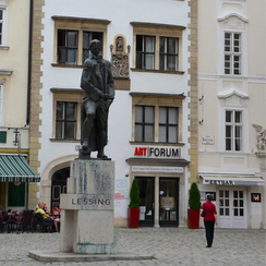 Памятник Готхольду Эфраиму Лессингу Фото( Lessing-Denkmal) -еврейская площадь ( judenplatz) Вена. Австрия