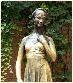 Die berühmte Bronzestatue der Julia im Innenhof der Casa di Giulietta in Verona.