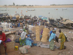 Mopti-Timbuktu-River-Mali-Banks-Shore-Boats-Trade