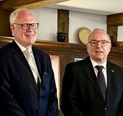 Frank Brüggemann und P. Armin Gölzhäuser (re.)  