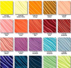 Palette d'émaux prêts à l'emploi dans un catalogue, qui font penser à des échantillons de peinture